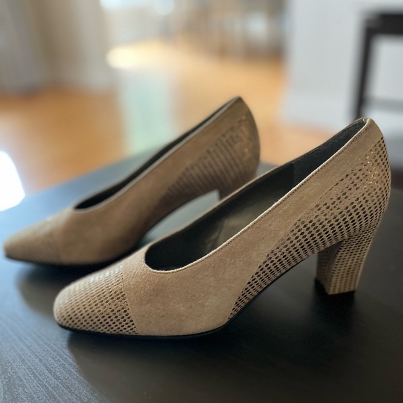 Women’s Heels - Picture 1 of 4